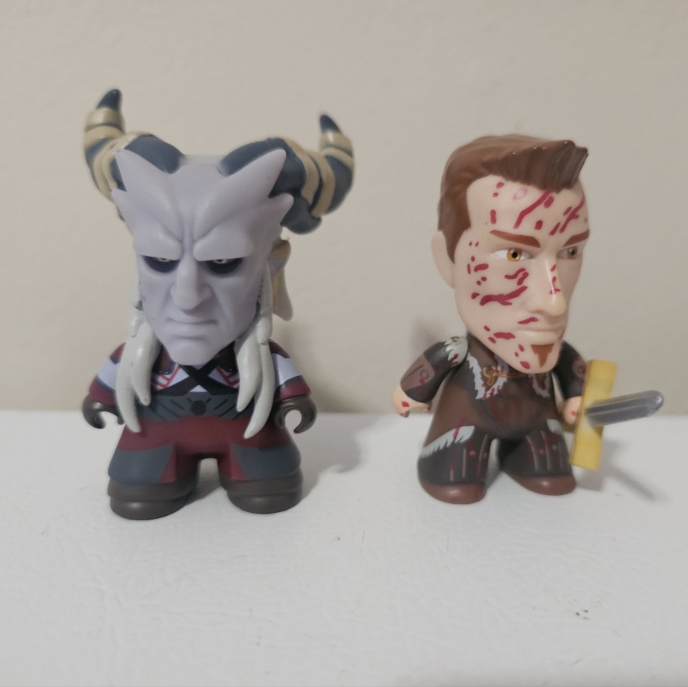 Dragon Age The Heroes of Thedas Titans Vinyl Figures Set of 2